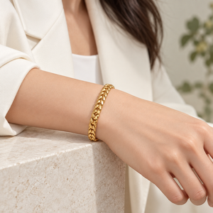 Bracelet chaîne tressée, acier inoxydable plaqué or 14 carats, maillons chevron entrelacés, or - Product Image 5