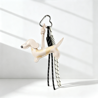 Pendentif chien Wiener emblématique à surpiqûres contrastées avec anneau cœur, cordon tressé robuste, lanière élégante pour décoration de sac à main