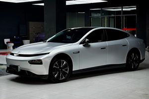 Vinilo para rotulación de vehículos, color plateado metálico, PET de alto brillo, 7.5mil, con tecnología Air Release, autoadhesivo, para cobertura total de carrocería, vinilo automotriz que cambia de color. - Product Image 2