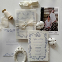 Ensemble d'invitations de mariage élégantes imprimées à la main en typographie, avec bords festonnés, ruban et nœud en vélin, motif vanille