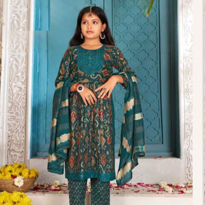 Estampado de rayón con trabajo de bordado corte Nary y dupatta de araña con vestido de telas de súper calidad - Product Image 1