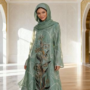 Abaya de luxe à empiècements 3D, robe élégante sur mesure pour femmes musulmanes, fabricant d'Abaya OEM ODM pour les fêtes et les mariages - Product Image 3