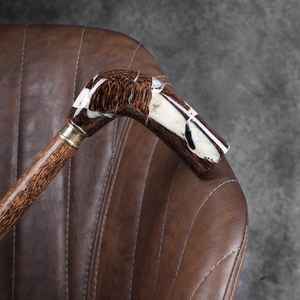 Bâton de marche unique en résine et bois, avec un design décoratif et une construction robuste pour un usage quotidien - Product Image 5