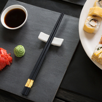 Baguettes japonaises personnalisées pour sushis, baguettes chinoises de luxe en fibre de verre noire, idéales comme cadeau.