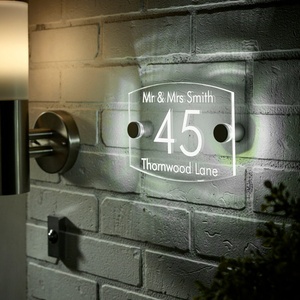Enseigne Commerciale Murale Lumineuse Personnalisée en Acrylique Rétroéclairée par LED avec Options Multicolores Portable et Durable Garantie de 3 Ans - Product Image 4
