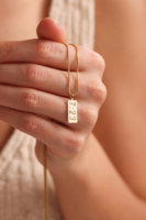 Collier personnalisé avec date en acier inoxydable, pendentif rectangulaire vertical, bijoux personnalisés avec date, chaîne en boîte, vente en gros pour femmes