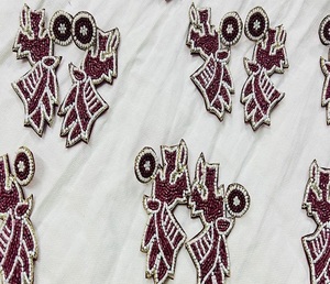 Boucles d'oreilles perlées faites à la main à la mode avec embellissement en pierre de cristal bijoux de déclaration longs pour accessoires de femmes à la mode - Product Image 5