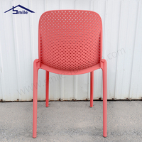 Chaise en plastique PP de style nordique avec dossier perforé respirant, chaise de salle à manger empilable multicolore pour banquet, fête en plein air, patio