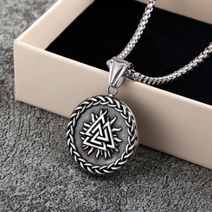 Collier pendentif en acier inoxydable de style nordique vintage, design squelette, bijoux unisexes, cadeau pour hommes et femmes - Product Image 3