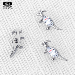 Pendientes de titanio con forma de dinosaurio de 10.5 mm, aleación F136 con circonita engastada para cartílago de la oreja y labio. - Product Image 4