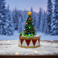 Moderne Bunte Weihnachtsbaum-LED-Trommel mit Musik & Animiertem Zug Innendekoration für Wohnzimmer-Geschenkidee (Polyresin+Kunststoff)