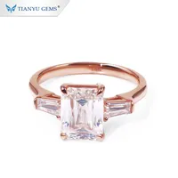 Tianyu Gems 9 × 7ミリメートルEmerald Cut & Trapezoid Moissanite Diamond 18K Rose Gold Engagement Ring