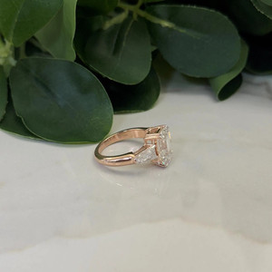 Bague de fiançailles à trois pierres en diamant CZ taille émeraude 4CT, pierres latérales baguette coniques percées au laser, or, certifiée IGI - Product Image 2