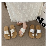 Sandales plates pour femmes, tongs à boucle perlée, chaussures de plage d'été, mules à strass, confortables et décontractées pour dames