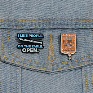 Épingles en émail « J'aime les gens sur la table » : broche en métal avec phrase amusante, badge de revers, bijoux, cadeau pour les amis - Product Image 1