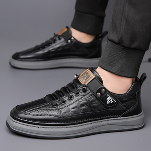 Baskets décontractées en cuir blanc pour hommes, semelle épaisse, à enfiler, couleur unie, fabriquées à Wenzhou - Product Image 4