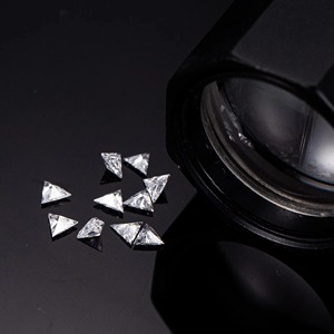 Messi Gems 3x3mm - 5x5mm HPHT DEF VS Diamant de laboratoire cultivé en vrac, taille triangle, fantaisie, de type Melee - Product Image 1