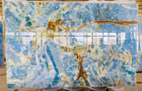 Bleu cristal Jade Onyx mur revêtement carrelage salon rétro-éclairé caractéristique mur bleu foncé translucide marbre pierre rougeoyant escalier étape