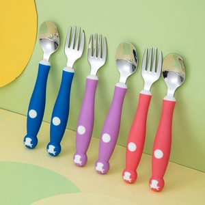 Personalización al por mayor de cuchara de bebé de acero inoxidable disponible en raspado de puré de fruta herramientas auxiliares cuchara que se puede doblar - Product Image 1