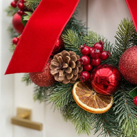 Guirlande de Noël pré-éclairée avec nœud en velours rouge, ornements variés, guirlande de Noël pour la décoration murale et de porte