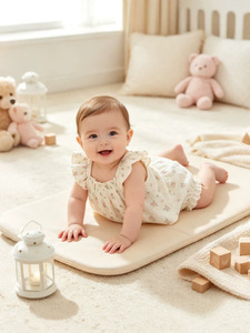 Ensemble 2 pièces d'été en mousseline pour bébé fille 0-18 mois : débardeur à volants et short bulle à nœud, motif floral, vente en gros - Product Image 5