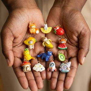 Colgantes y dijes esmaltados con diseños de animales y frutas: zorro, limón, fresa, oso, hongo, y otros motivos bonitos - Product Image 4