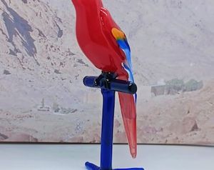 Tiny Glass World - Juego de 2 Figuras de Loros de Vidrio Soplado a Mano, Rojo, Azul, Amarillo, Decoración Contemporánea para Escritorio, Oficina, Diwali, Boda - Product Image 4