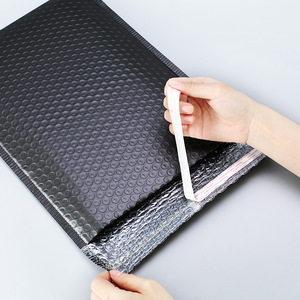 En stock: Sobres de burbujas de PVC BOPP negro mate, autosellables, para envíos por correo y mensajería. - Product Image 1