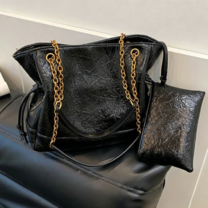 Bolso Tote de Piel de Oveja de Diseño OEM de Alta Calidad, Cierre Magnético, Diseño Espacioso, Correa de Hombro de Cadena y Detalles Acolchados - Product Image 1