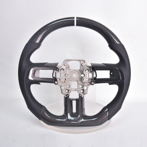 Volant en fibre de carbone en forme de D pour Ford Mustang GT/GT350/GT350R 2018-2021 Poignée en cuir perforé avec garniture - Product Image 1