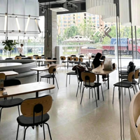Ensemble de salle à manger de style mi-siècle de qualité commerciale, tables avec base en métal noir + chaises avec dossier en bois clair pour bistro et restaurant de restauration rapide