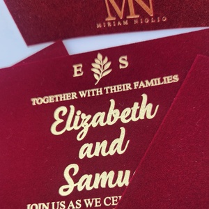 Invitaciones de Boda Personalizadas en Terciopelo Rojo con Impresión en Dorado, Sobres de Terciopelo con Acabado Brillante y Autoadhesivos, y Tarjetas de Agradecimiento - Product Image 6