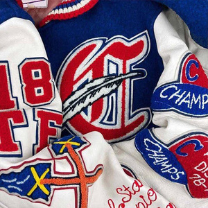 Chaqueta Varsity de Cuero Personalizada con MOQ Bajo, Fabricantes de Ropa Personalizada OEM, Estilo Hip Hop Urbano con Letras para Unisex - Product Image 3