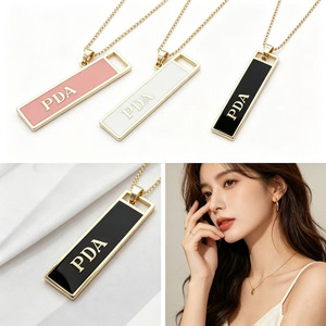 จี้ตัวอักษร PDA ชุบทอง ดีไซน์คลาสสิก สวยหรู เครื่องประดับแฟชั่นสำหรับผู้หญิง สร้อยคอพร้อมจี้ป้ายชื่อเคลือบเงา - Product Image 1
