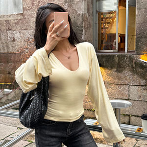 Camiseta de Mujer de Estilo Casual Minimalista Europeo-Americano, Cuello en V Profundo, Corte Regular, Color Sólido, Manga Corta Versátil Tipo Murciélago, Tejido de Punto - Product Image 2