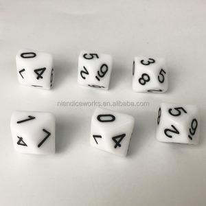 Vente en gros de dés en plastique Nian Diceworks <span class=keywords><strong>RPG</strong></span> D4 de <span class=keywords><strong>18</strong></span> mm, polyédriques, en acrylique, emballage en sac de velours, logo personnalisable - Product Image 4