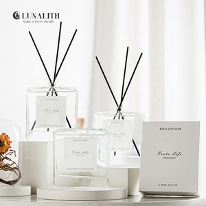 Diffuseur <span class=keywords><strong>de</strong></span> parfum <span class=keywords><strong>en</strong></span> gros style INS minimaliste avec bouteille <span class=keywords><strong>en</strong></span> <span class=keywords><strong>verre</strong></span> transparent |   Diffuseur d'huiles essentielles <span class=keywords><strong>de</strong></span> 120 ml pour la revente <span class=keywords><strong>en</strong></span> <span class=keywords><strong>ligne</strong></span> - Product Image 1