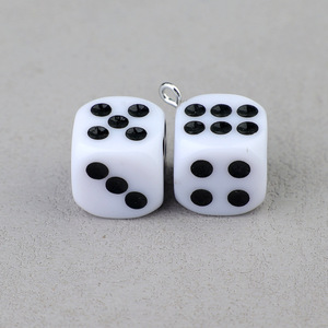 Vente en gros de <span class=keywords><strong>perles</strong></span> de charme en acrylique colorées de 14 mm, en forme de dés à six faces, pour la fabrication de jeux, de porte-clés et d'accessoires - Product Image 2