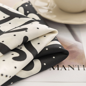 Symboles de la mode Foulards en satin élégants de luxe léger Multi couleur doux 90*90 Foulards Satin - Product Image 4