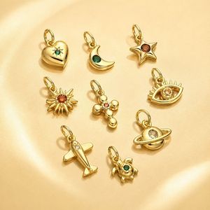 Mini-breloques HD590 en laiton plaqué or 18 carats avec zircon cubique coloré, pendentifs Cœur/Lune/Étoile/Œil porte-bonheur/Tortue pour la création de bijoux DIY - Product Image 1