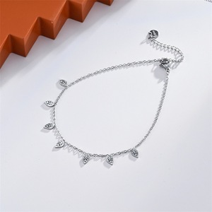 Colliers pendentifs raffinés en acier inoxydable avec breloques croix, cœur, étoile, feuille – Ensemble de bijoux unisexe pour usage quotidien - Product Image 3
