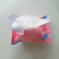 Lingettes humides miniatures de haute qualité pour enfants et adultes, format voyage, hydratantes, désinfectantes pour les mains, nettoyantes pour les soins en déplacement