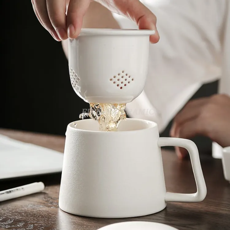 कस्टम लोगो के साथ कार्यालय रचनात्मक व्यक्तिगत मग ढक्कन infuser के साथ उत्कीर्ण कप काले सफेद चीनी मिट्टी मग