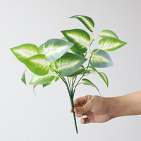 Faux gazon en plastique réaliste et moderne pour la décoration de paysages et de jardins, utilisation intérieure/extérieure, hôtels commerciaux
