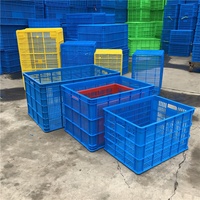Paniers en plastique transparent de différentes tailles pour le stockage des fruits de mer et des poissons