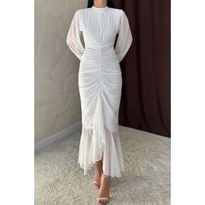 Robe de soirée élégante en mousseline blanche, coupe fourreau, col montant, taille naturelle, avec superposition transparente et manches longues - Product Image 3
