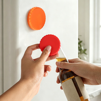 Ouvre-bouteille de bière portable mini en forme de capsule, à fixer au réfrigérateur, pour bar et cuisine