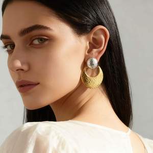 Boucles d'oreilles pendantes tendance pour femme, bijoux raffinés en acier inoxydable plaqué or, motif lune - Product Image 3