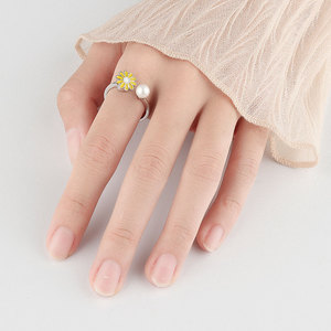แหวนดอกเดซี่เล็กๆ ดีไซน์เก๋สำหรับผู้หญิง ประดับมุกและลายหยดน้ำมัน สวยงามโดดเด่น - Product Image 2