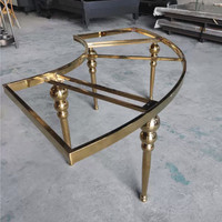 Table de mariage de luxe en acier inoxydable lune demi-ronde pour événements hôteliers Table de mariage en serpentine avec pieds à bulles dorées et dessus blanc brillant